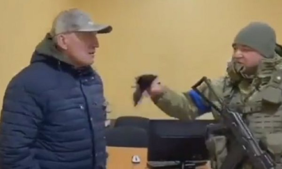 Rojtari kufitar ukrainas e ndalon ambasadorin e Bjellorusisë, ia hedh disa monedha në trup