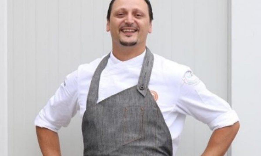 Momenti kur kuzhinieri shqiptar rrihet me shufra hekuri