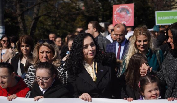 Osmani bashkë me fëmijët marshojnë për nder të Ditës Botërore të Sindromës Down