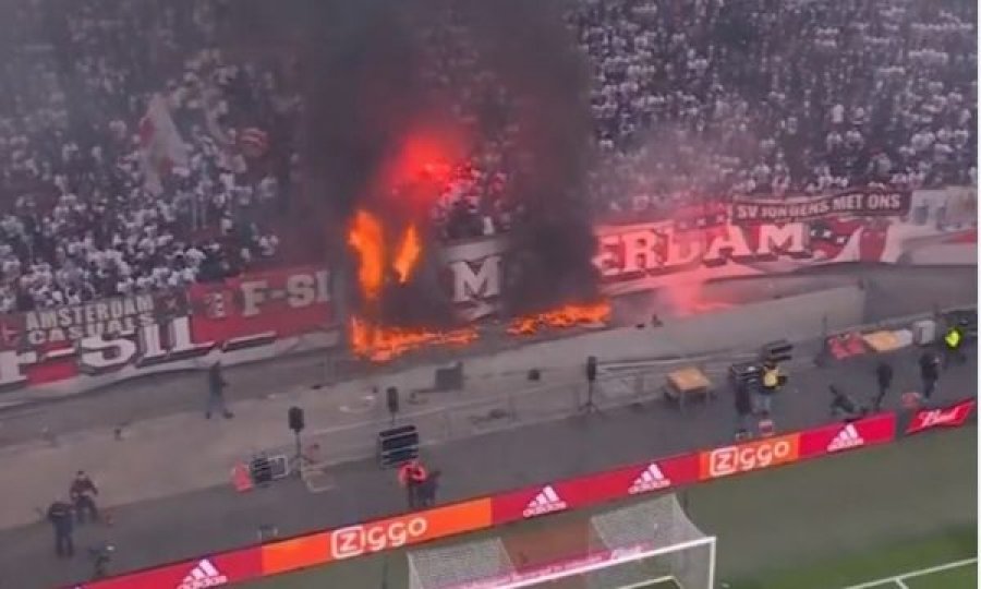 Skena të frikshme në stadium, flaka i rrezikon tifozët prapa portës