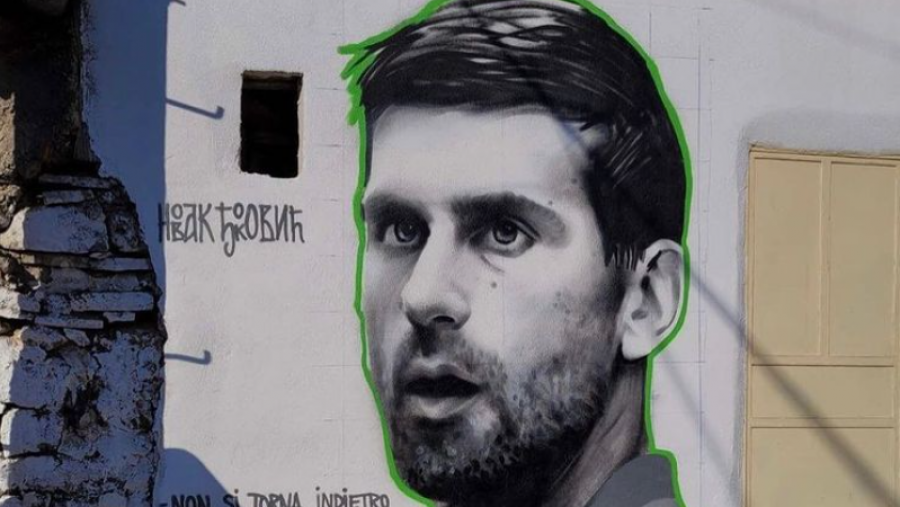 Tenistin serb Novak Djokovic e 'nderojnë me një mural’ në Rahovec