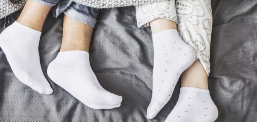 Çfarë ndodh me shëndetin tuaj nëse flini me çorape