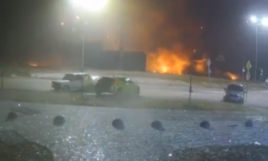 Momenti kur rusët bombardojnë qendrën tregtare në Kiev