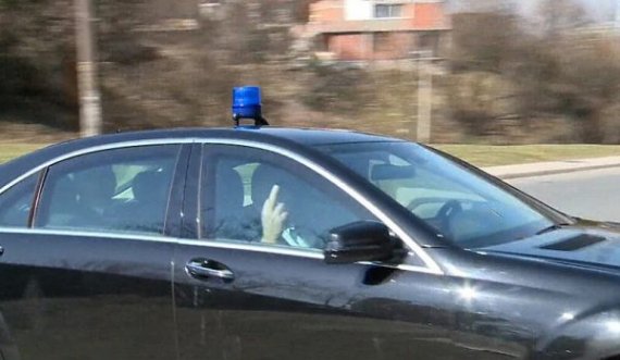 Dodiku shkon në Prokurori, nga vetura ua tregon gazetarëve gishtin e mesëm