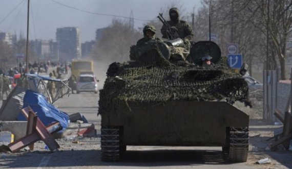 Rrëfimi i të ikurit nga Mariupol: Rusët po qëllojnë makinat me fëmijë