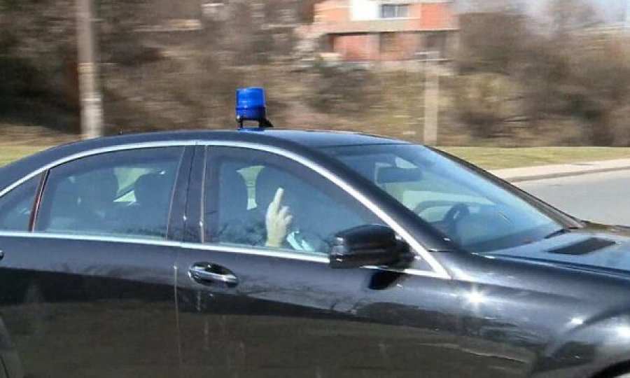 Dodiku shkon në Prokurori, nga vetura ua tregon gazetarëve gishtin e mesëm