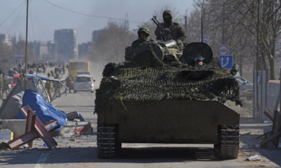 Rrëfimi i të ikurit nga Mariupol: Rusët po qëllojnë makinat me fëmijë