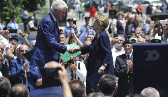 Bill dhe Hillary Clinton kujtojnë kontributin e Albright për Kosovën dhe udhëtimin e tyre këtu para tri viteve