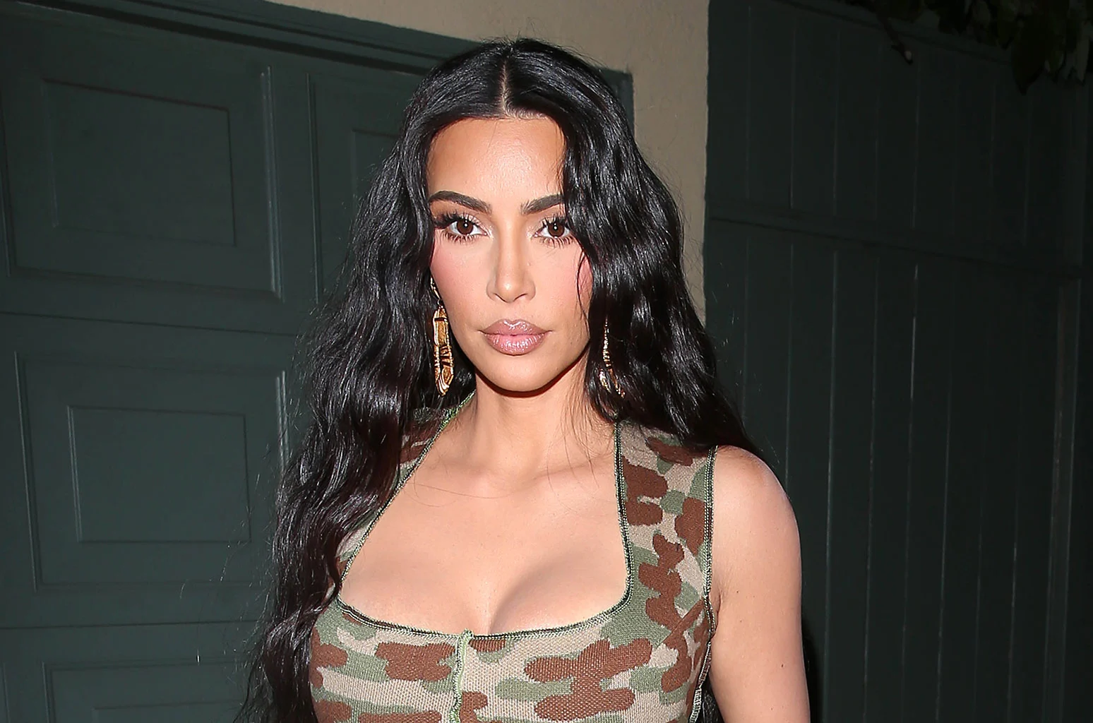 Me bikini blu, Kim Kardashian shfaqet më provokuese se kurrë: Më mungon…