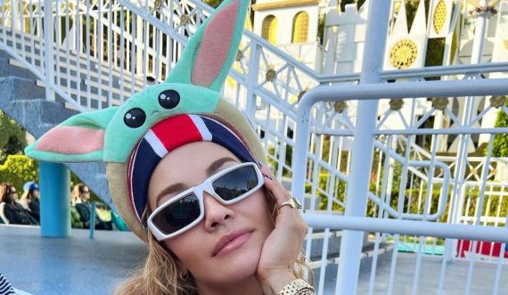 Rita Ora duket mahnitëse dhe atraktive në Disneyland