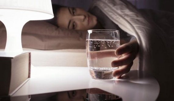 10 problemet serioze që i shkaktoni shëndetit nëse nuk konsumoni ujë mjaftueshëm