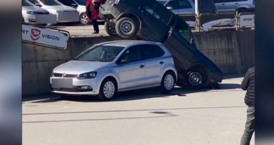 Aksident i pazakontë në Gjilan, vetura kalon rrethojat dhe del në parkingun e supermarketit