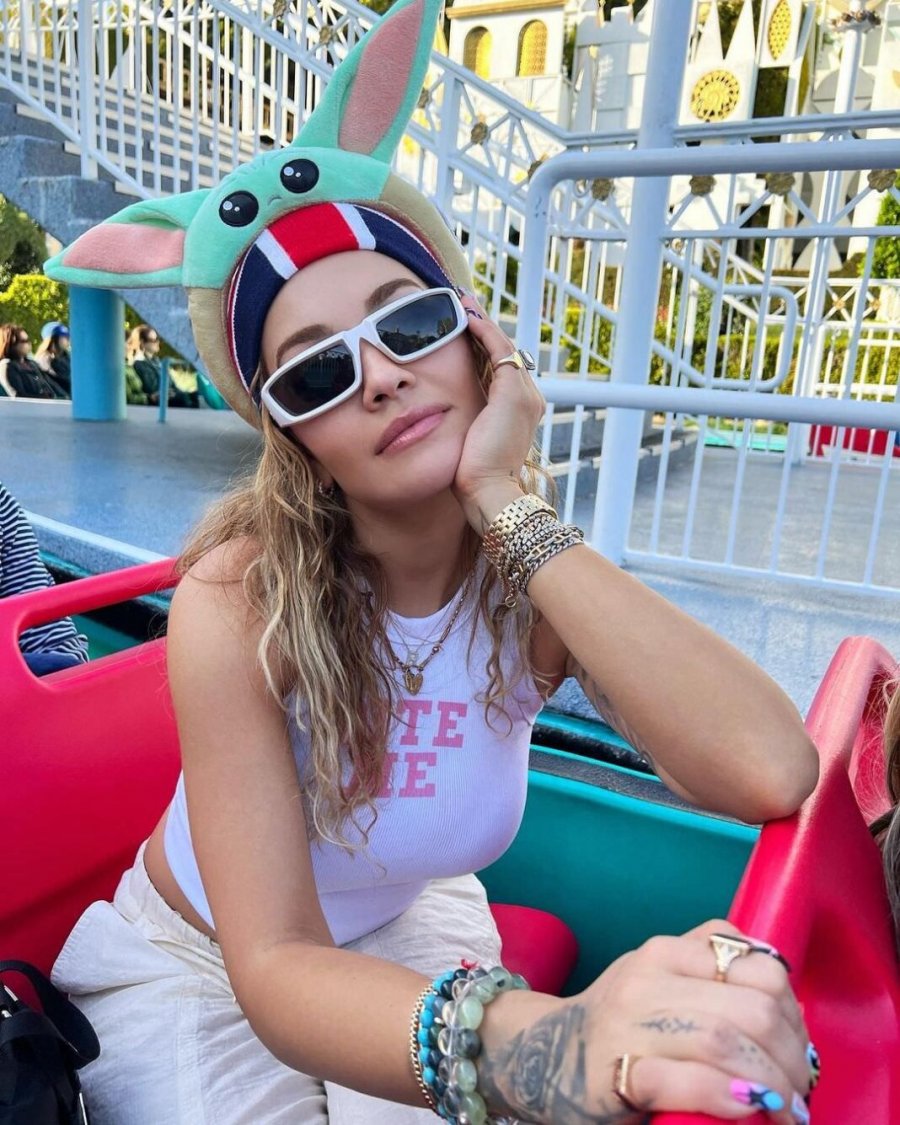 Rita Ora duket mahnitëse dhe atraktive në Disneyland