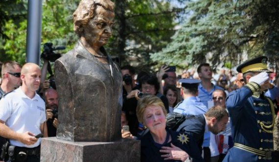 Gratë deputete do të bëjnë sot homazhe te busti i Albright