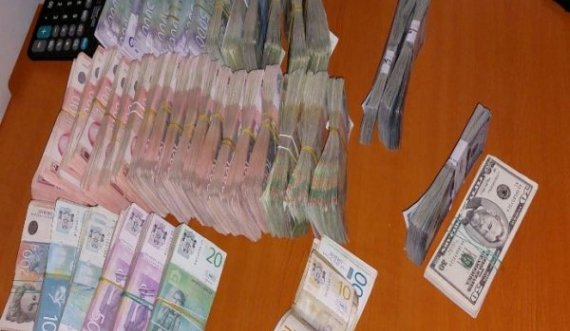 Policia konfiskon një shumë të madhe parash në automjetin që drejtohej nga një serb