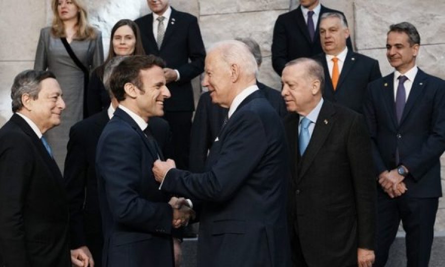 Përmes fotove: Udhëheqësit e NATO-s shtrëngojnë duart dhe buzëqeshin para takimit të jashtëzakonshëm