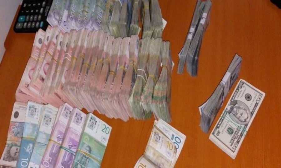 Policia konfiskon një shumë të madhe parash në automjetin që drejtohej nga një serb