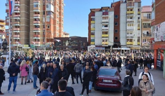 Të paktën 10 autobusë me protestues nga Serbia arrijnë në Mitrovicën e Veriut