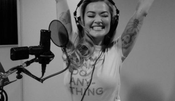 Nga një studio muzikore në Los Angeles, Rita Ora bën një njoftim për fansat