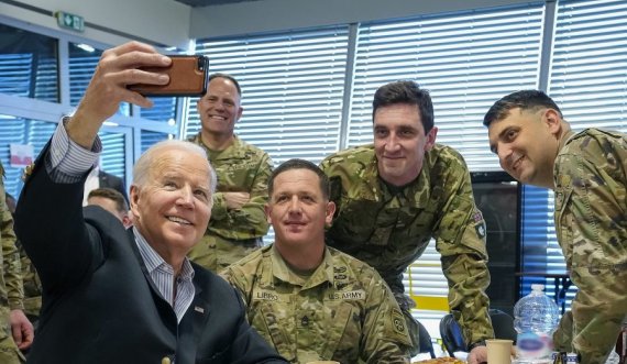 Biden shijon picat e bën ‘selfie’ me ushtarët amerikanë në Poloni