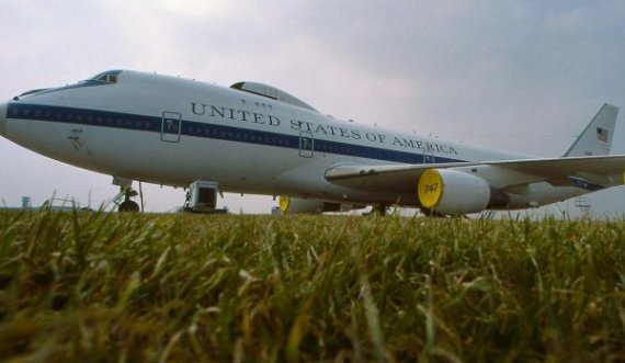 Aeroplani për raste të sulmeve nukleare shoqëron Bidenin në Evropë