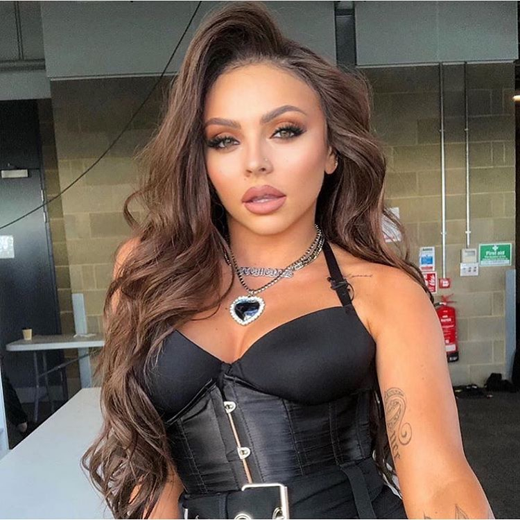 Jesy Nelson shfaqet provokative 