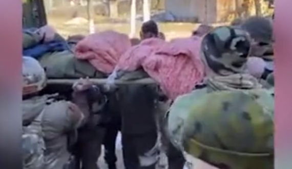Ushtarët rusë e shkelin qëllimisht me tank komandantin e tyre në Ukrainë, thonë zyrtarët perëndimorë