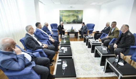 Pas deklaratave se nuk janë 60 mijë, Kurti pret veteranët