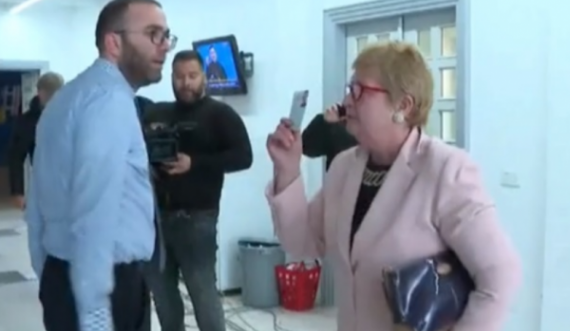 Konflikt në selinë e PD teksa flet Alibeaj: Një grua bërtet dhe përplaset fizikisht teksa e nxjerrin me forcë