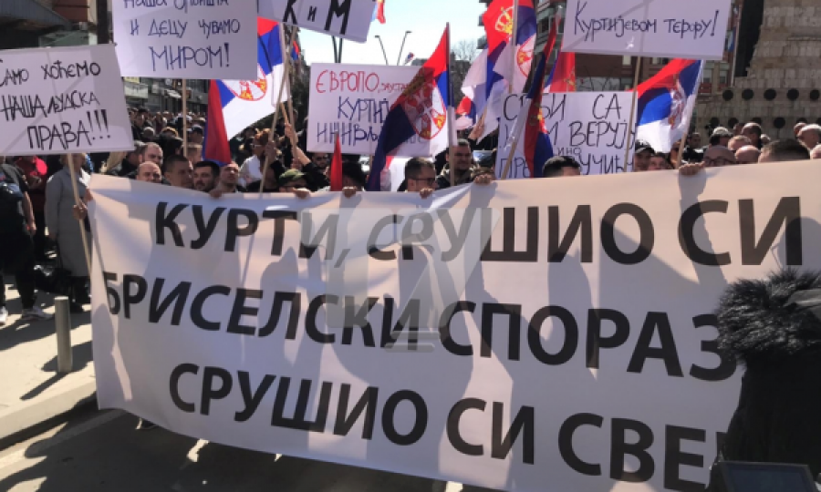 Në veri të Mitrovicës fillon protesta e serbëve që u nxit nga Beogradi