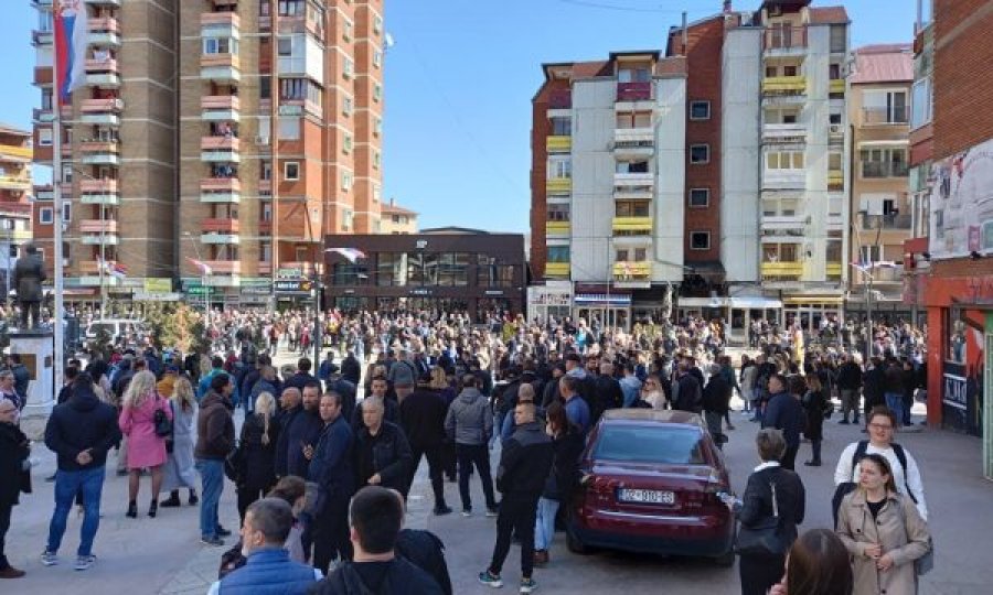 Të paktën 10 autobusë me protestues nga Serbia arrijnë në Mitrovicën e Veriut