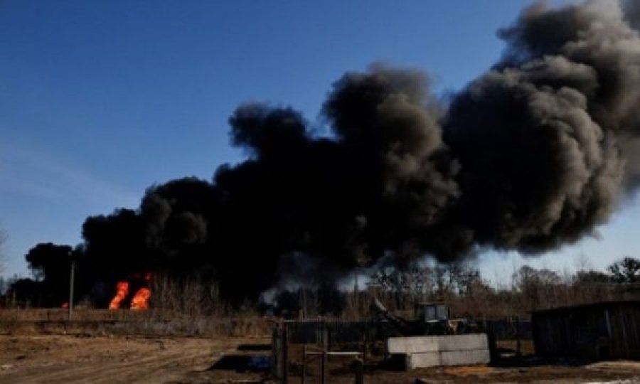 Rusia thotë se shkatërroi depon më të madhe të karburantit ku furnizohej ushtria ukrainase