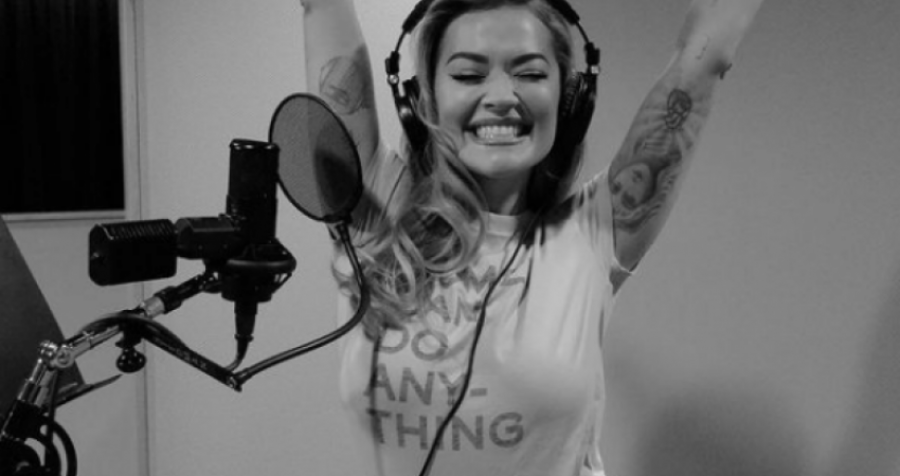 Nga një studio muzikore në Los Angeles, Rita Ora bën një njoftim për fansat