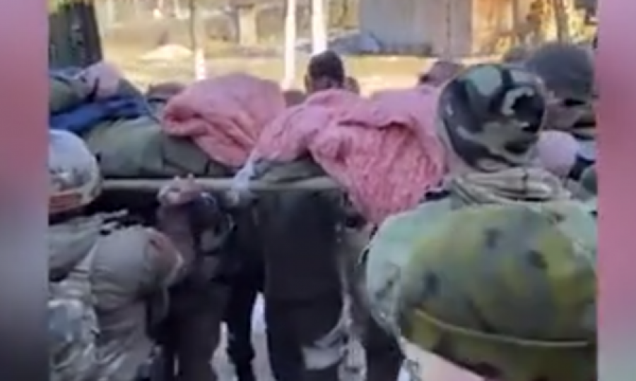 Ushtarët rusë e shkelin qëllimisht me tank komandantin e tyre në Ukrainë, thonë zyrtarët perëndimorë