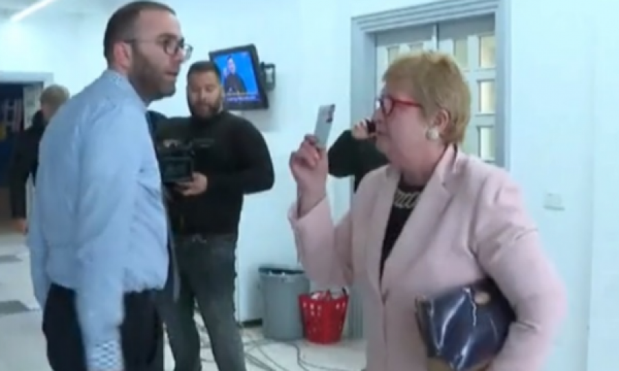 Konflikt në selinë e PD teksa flet Alibeaj: Një grua bërtet dhe përplaset fizikisht teksa e nxjerrin me forcë