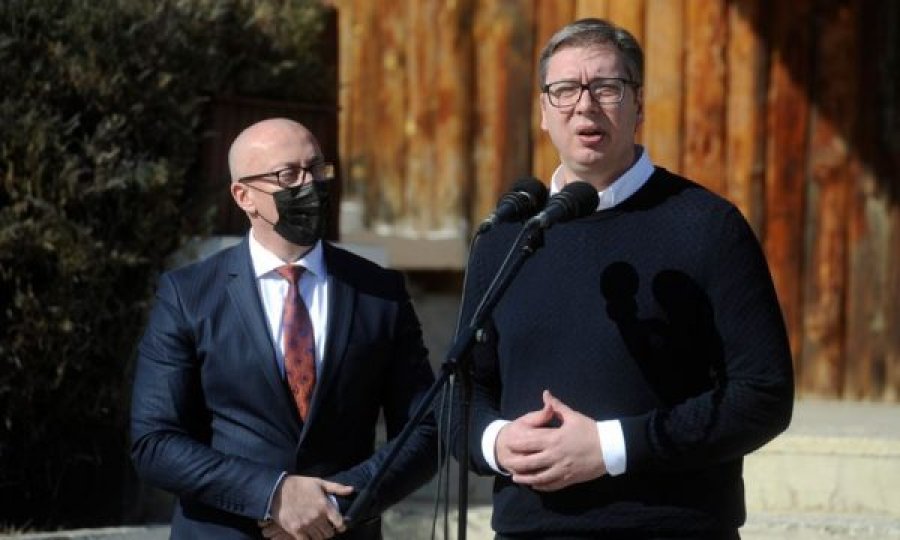 “I besojmë vetëm Vuçiqit” si e shndërroi Rakiq protestën në tubim për shefin në Beograd