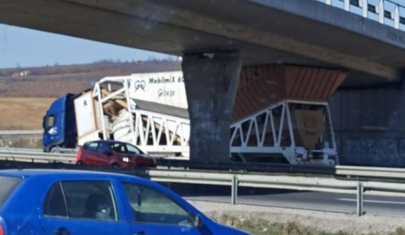 Ndodh edhe kjo: Kamionin nuk e zë hapësira poshtë urës, bllokohet drejtimi i rrugës për Pejë