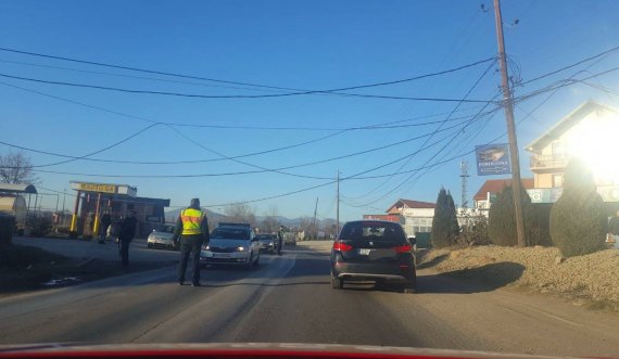 Vozitësi i kamionit në Vushtrri kapi kabllot e rrymës dhe të postës, rrëzoi shtyllën dhe lëndoi disa persona