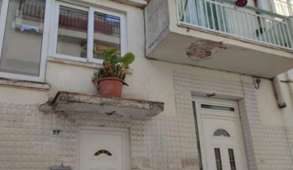 Tezja shqiptare hedh nipin dhe mbesën nga ballkoni