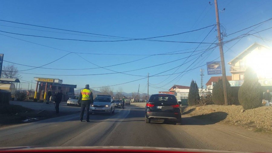 Vozitësi i kamionit në Vushtrri kapi kabllot e rrymës dhe të postës, rrëzoi shtyllën dhe lëndoi disa persona