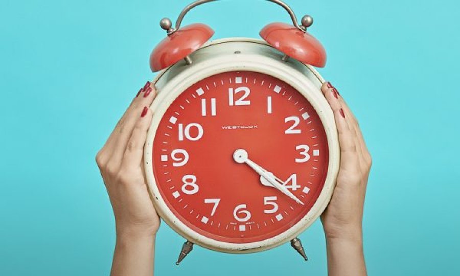Në 02:00, akrepat e orës lëvizën 60 minuta para