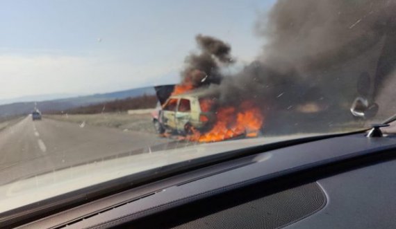 Digjet një veturë në Gjakovë