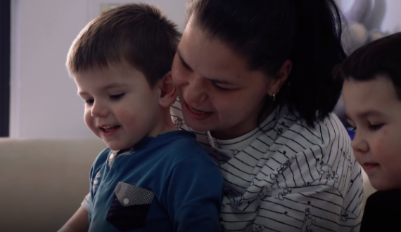 Rrëfimi prekës i gruas që po strehohet me fëmijët në kryeqytet, burrin e la në Ukrainë