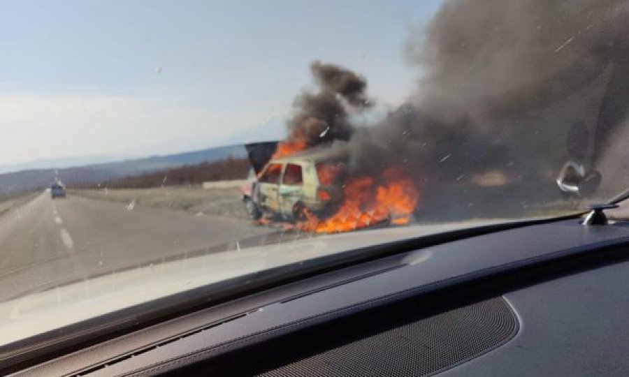 Digjet një veturë në Gjakovë
