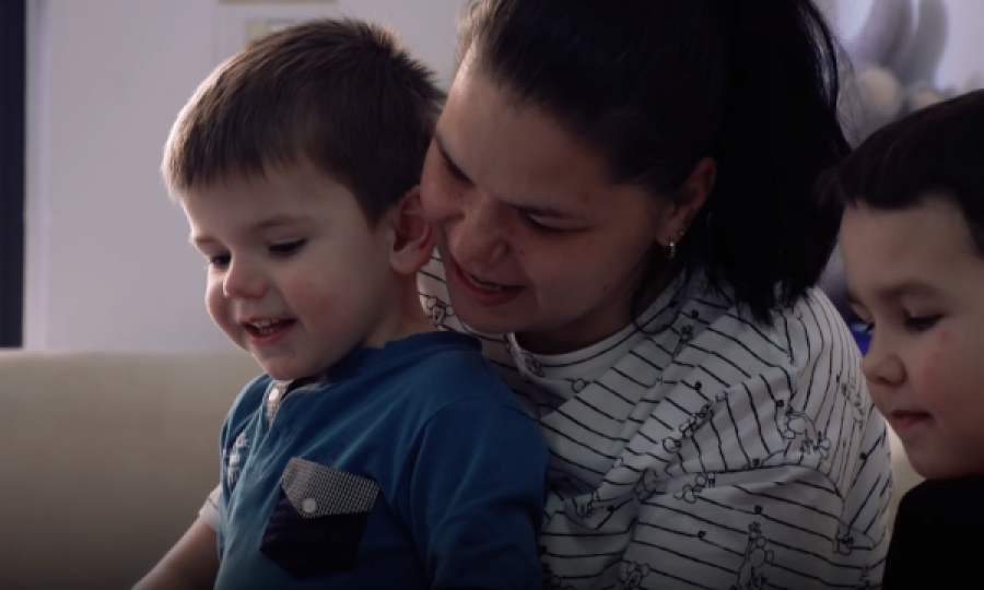 Rrëfimi prekës i gruas që po strehohet me fëmijët në kryeqytet, burrin e la në Ukrainë