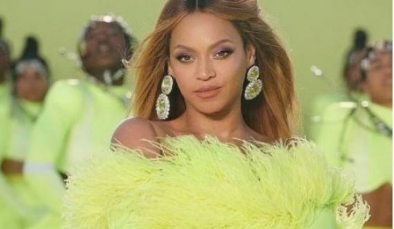 Beyonce zhvishet nudo