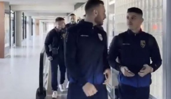 Kombëtarja e Kosovës mbërrin në Zvicër, lojtarët priten me ovacione nga bashkatdhetarët