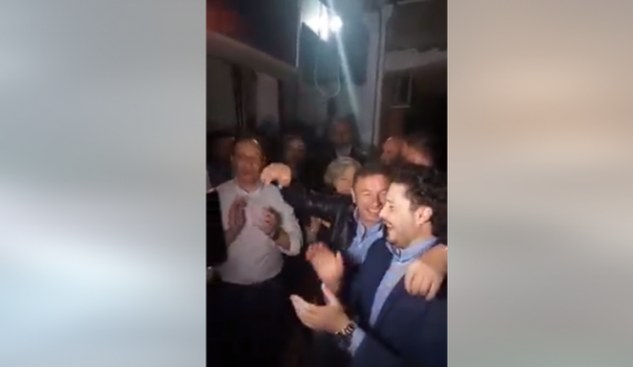 Video e festës së fitores, Dritan Abazoviq ia hedh valles me këngë shqipe