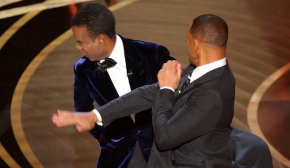 Momenti kur Will Smith godet komedianin Chris Rock në skenën e Oscars