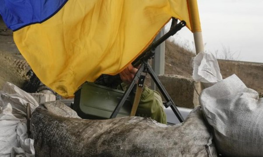 Forcat ukrainase rimarrin ‘kontrollin e plotë’ të qytetit afër Kyivit